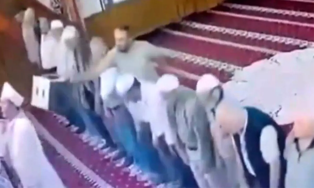 namaz-kildiran-imama-plastik-tabure-ile-vurdu-17871100_amp