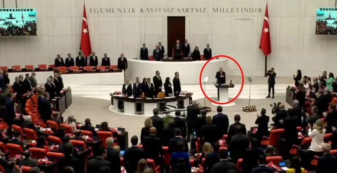 CHP’li vekiller, Cumhurbaşkanı Erdoğan Meclis’e girerken ayağa kalktı ancak alkışlamadı
