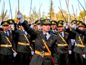 Kara Harp Okulu Mezuniyet Töreninde Yemin Eden 5 Teğmen, TSK’dan İhraç Edildi