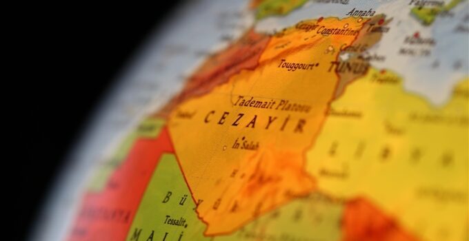 Cezayir’den Fransa’ya: “Nükleer Suçlarını İtiraf Et”