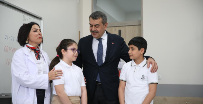 Milli Eğitim Bakanı Yusuf Tekin, sınıf başkanının vaadini yerine getirdi