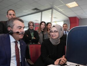 Yusuf Tekin MEB İletişim Merkezinde Çağrı Yanıtladı