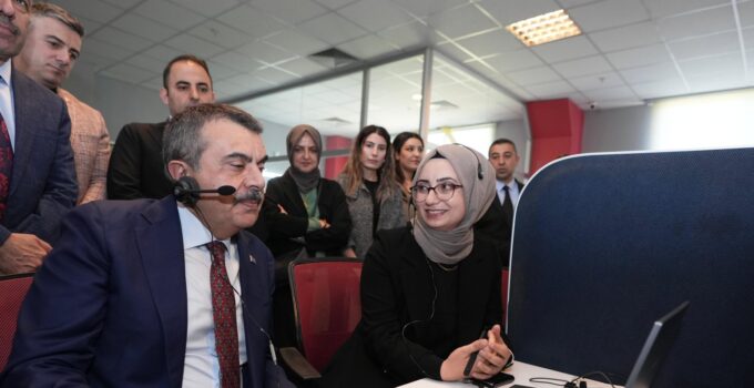 Yusuf Tekin MEB İletişim Merkezinde Çağrı Yanıtladı