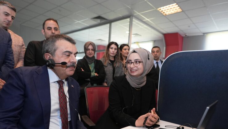 Yusuf Tekin MEB İletişim Merkezinde Çağrı Yanıtladı