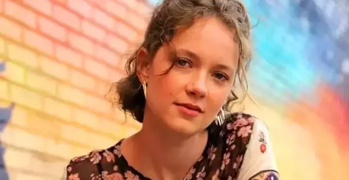 Ece Çeşmioğlu Kimdir?