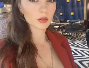 Burcu Özberk Kimdir?