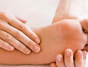 Ayakta Sertlik ve Batma Hissi Neden Olur? 2025’te Sıklaşan Şikayetlere Uzman Yorumları