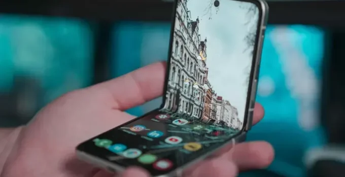 Katlanabilir Telefon Teknolojisi: Geleceğin Cihazları mı Yoksa Geçici Bir Trend mi?