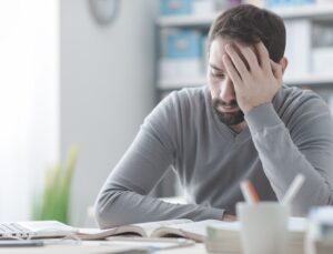 Kronik Yorgunluk Sendromu Nedir? Belirtileri, Nedenleri ve Baş Etme Yolları