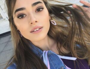 Simay Barlas Kimdir?