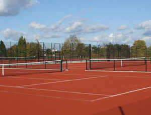 Teniste Oyuncular Neden Kortun Zeminine Bakar? Yüzey Kontrolünün Oyun Üzerindeki Etkisi