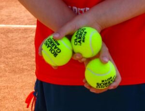 Teniste Oyuncular Neden Sürekli Top Seçer? Top Seçiminin Performansa Etkisi