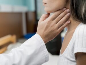 Sabahları Boğaz Ağrısı ile Uyanmak: Nedenleri ve 2025’te Artan Şikayetlerin Arkasındaki Gerçekler