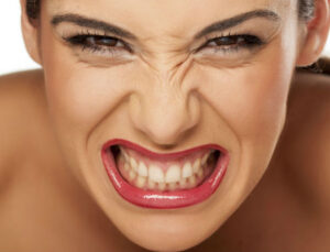 Gece Uykuda Diş Sıkma (Bruksizm) Neden Olur? 2025’te Artan Şikayetler ve Doğal Çözüm Yolları