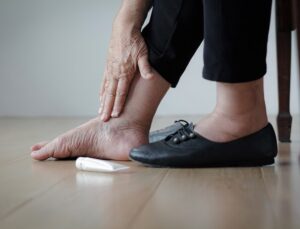 Ayakta Sürekli Uyuşma Neden Olur? 2025’te Artan Nörolojik Şikâyetlere Dair Merak Edilenler