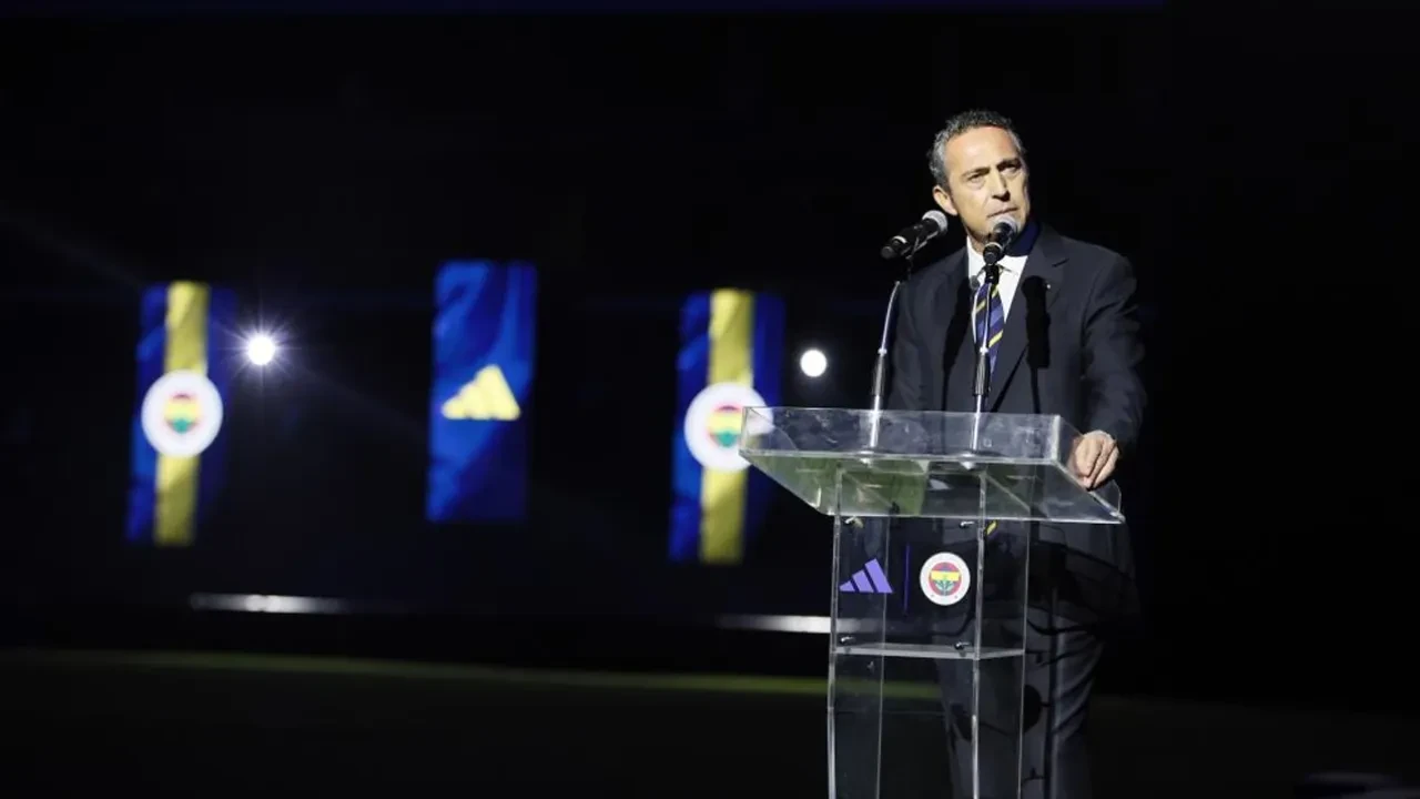 fenerbahcenin-2025-2026-sezonu-formalari-tanitildi-ali-kocun-konusmasi-damga-vurdu-3231165