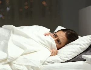 Gece Uykuda Sıçrayarak Uyanmanın Nedeni Ne? Bilimsel Açıklaması ve Yapmanız Gerekenler