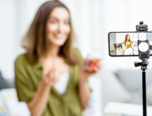 2025’te Sosyal Medyada Ünlü Olmanın Yeni Yolları: Fenomenlik Artık Nasıl Kazanılıyor?