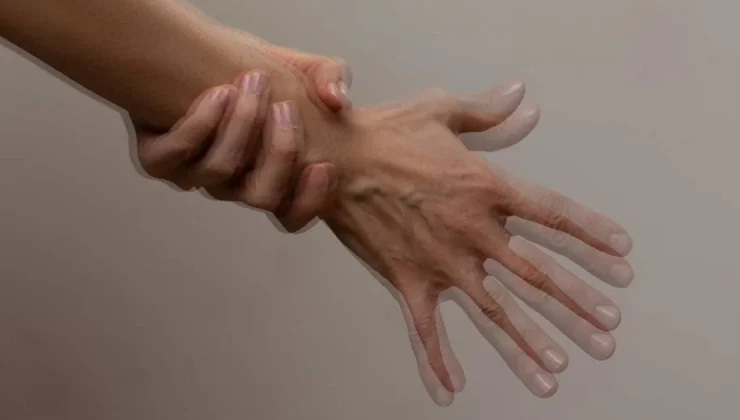 El Titremesi Neden Olur? 2025 Güncel Sebepler ve Çözüm Yolları