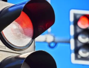Bir yılda 6 kez kırmızı ışık ihlali yapanların ehliyeti iptal edilecek